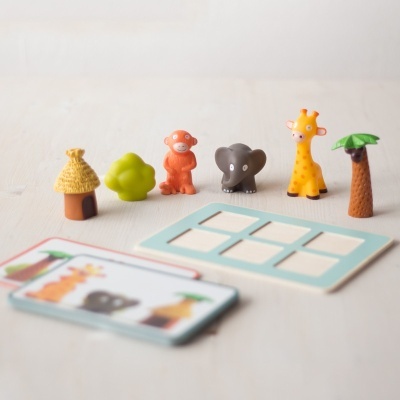 Figuras de brinquedo de animais e objetos com cartões de jogo