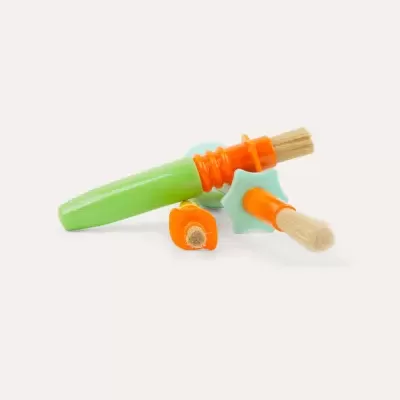 Utensílios de cozinha com cerdas naturais e pegas coloridas sobre fundo branco.