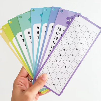 Cartões coloridos para prática de tabuada com operações de multiplicação e espaços para respostas