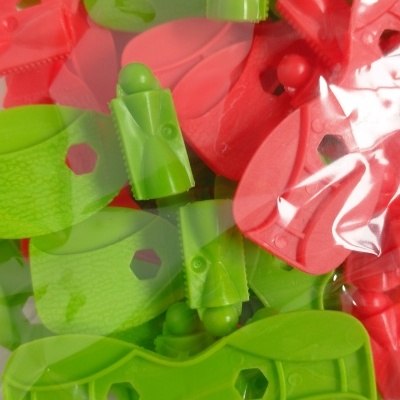 Clips de plástico verdes e vermelhos dentro de saco transparente