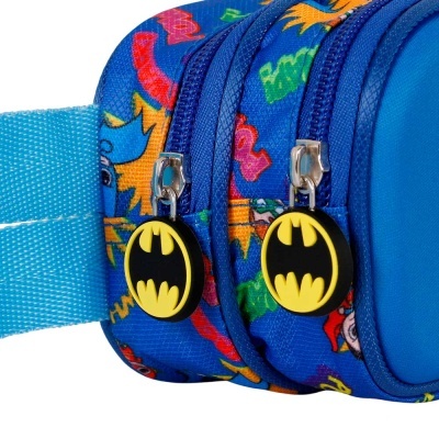 Mochila azul com padrão de banda desenhada e fechos com símbolo do Batman