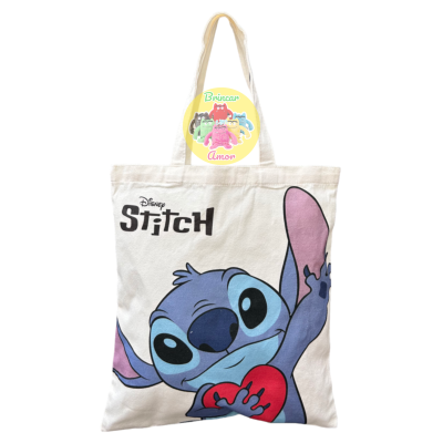 Saco de tecido branco com estampa do personagem Stitch da Disney segurando um coração