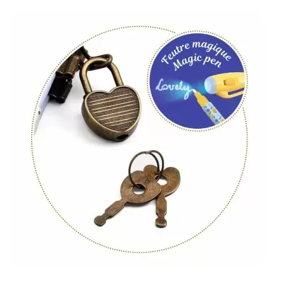 Cadeado coração metálico com chaves e etiqueta ilustrativa com texto e caneta mágica