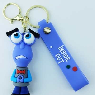 Chaveiro azul com personagem e tira azul com texto INSIDE OUT