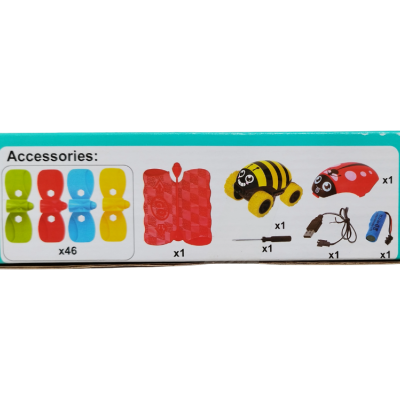 Embalagem com acessórios coloridos para brinquedo incluindo peças pequenas, borboleta, abelha, joaninha e fios.