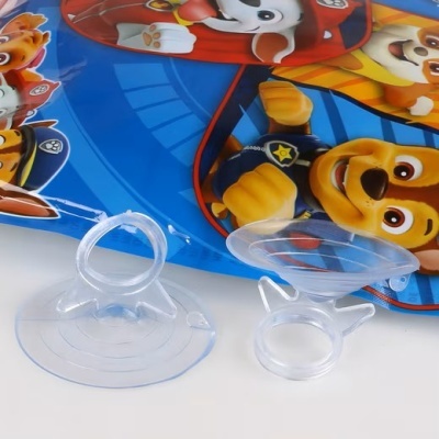 Suportes transparentes de ventosa sobre imagem de personagens de desenho animado