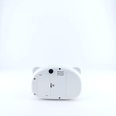 Parte traseira de dispositivo eletrônico branco sobre fundo branco