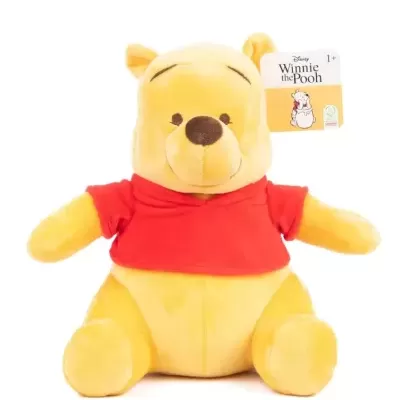Boneco de pelúcia amarelo do Winnie the Pooh com camisa vermelha e etiqueta
