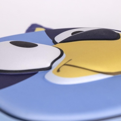 Produto com design de rosto de animal cartoon em azul, amarelo, branco e preto