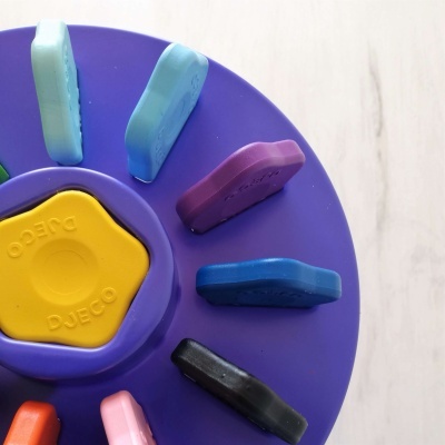 12 LÁPIS DE CERA EM FORMATO DE FLOR, DJECO