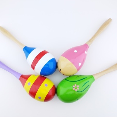 Conjunto de quatro maracas coloridas em madeira com padrões diferentes
