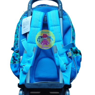 Mochila azul com padrão camuflado e carrinho de rodas