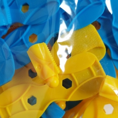 Presilhas plásticas amarelas e azuis dentro de saco transparente