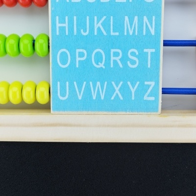 Ábaco de madeira com contas coloridas e placa com alfabeto branco