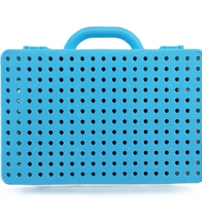 Mala azul de plástico com orifícios circulares