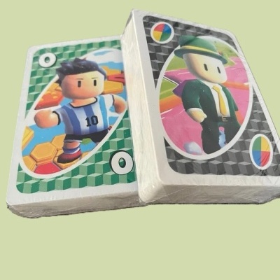 Baralhos de cartas com desenhos de personagens coloridos em fundos verde e cinza.