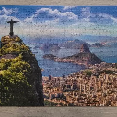 Quebra-cabeças com imagem do Cristo Redentor e panorama do Rio de Janeiro