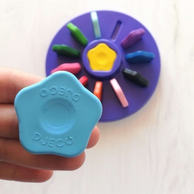 12 LÁPIS DE CERA EM FORMATO DE FLOR, DJECO