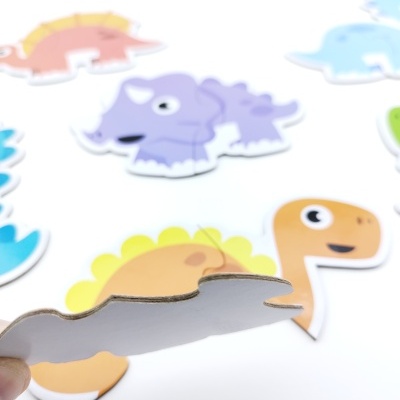 Peças de madeira coloridas de dinossauros para montar