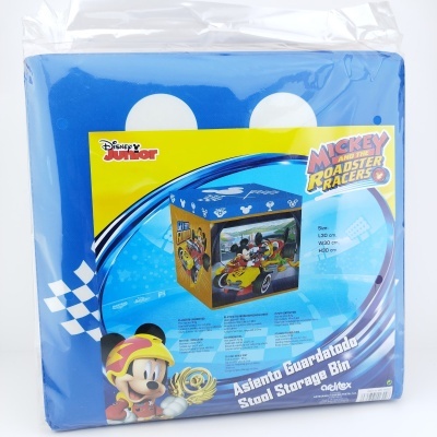 Banco organizador azul com tema Mickey and the Roadster Racers em embalagem