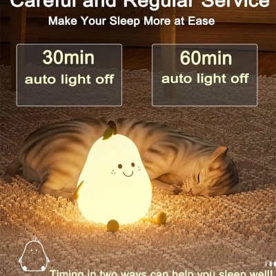 Candeeiro em forma de pêra com luz amarela suave ao lado de gato a dormir num tapete bege