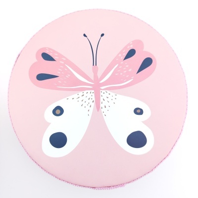 Almofada redonda rosa decorativa com borboleta estilizada em tons rosa e branco