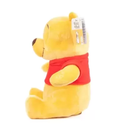 Pelúcia amarela do Winnie the Pooh com colete vermelho e etiqueta