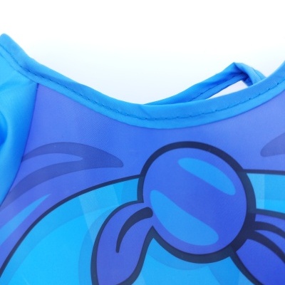 Fato de banho infantil azul com estampa de nó azul