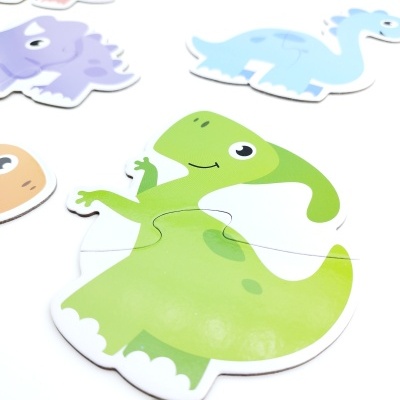 Quebra-cabeças de madeira com figuras coloridas de dinossauros