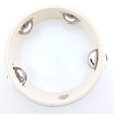 Pandeireta branca com pratos metálicos sobre fundo branco