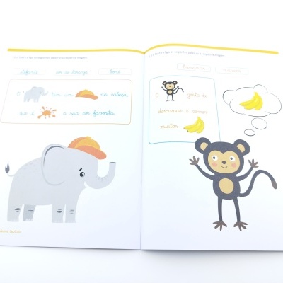 Livro infantil com desenhos de elefante e macaco e texto em português