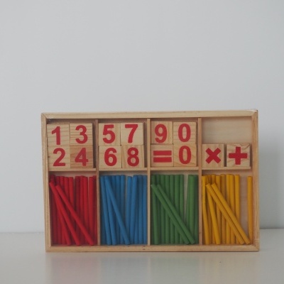 JOGO DE MATEMÁTICA EM MADEIRA - MONTESSORI