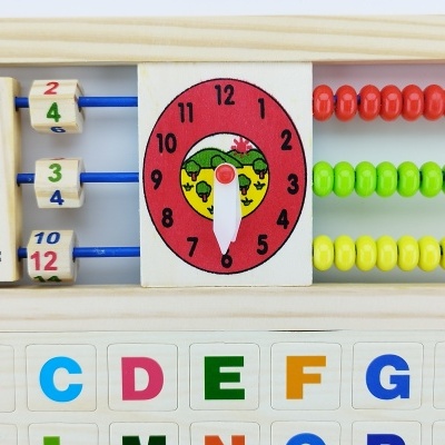 Jogo educativo de madeira com cálculo, relógio, contas e letras coloridas