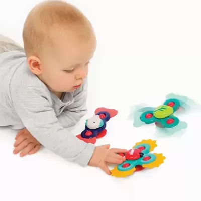 Bebé a brincar com brinquedos coloridos