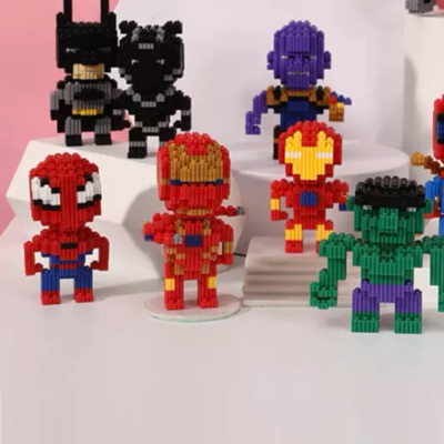 Figuras de super-heróis feitas de blocos de montar coloridos