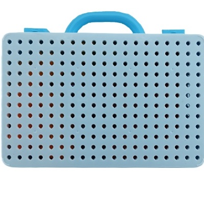 Caixa azul clara perfurada com pega no topo