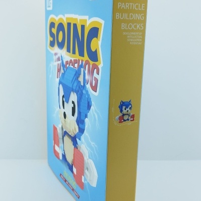 Embalagem azul e amarela com bloco de construção personagem Sonic