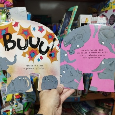 Livro infantil de páginas duras com ilustrações de elefantes e texto em português