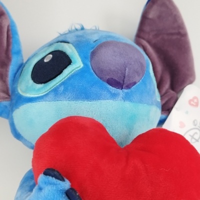 PELUCHE DO STITCH COM CORAÇÃO E SOM 30CM