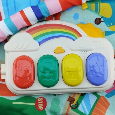 TAPETE DE ATIVIDADES COM CHOCALHOS E PIANO