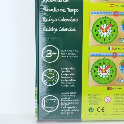 Brinquedo educativo de madeira com relógio verde e ponteiros vermelhos em embalagem colorida