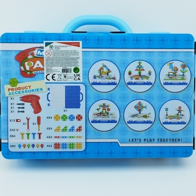 Mala azul de brinquedo com alça e imagens coloridas, inclui texto em inglês e mostra acessórios