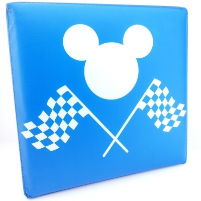 Capa azul com desenho branco de cabeça de rato e bandeiras quadriculadas