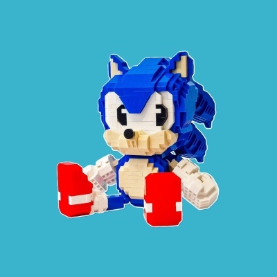 Boneco de construção em blocos de plástico azul e vermelho