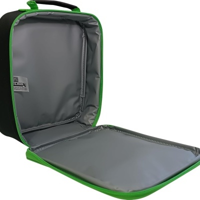 Estojo aberto com fecho verde e interior cinzento, alça preta e verde