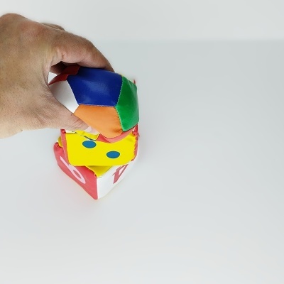 CONJUNTO COLORIDO DE BOLA E CUBOS ALMOFADADOS +6 MESES