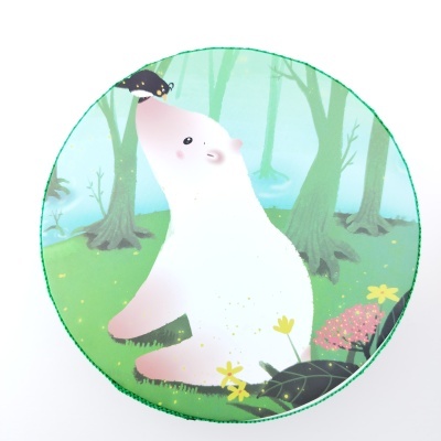 Ilustração redonda de urso polar sentado na floresta com toupeira no focinho