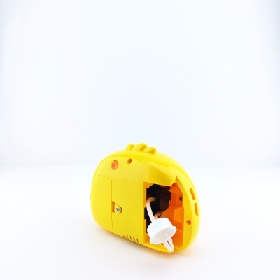 Calculadora eletrónica amarela parcialmente desmontada