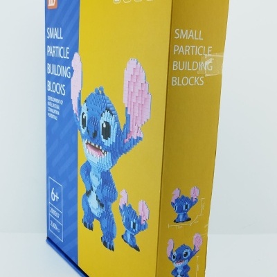 Embalagem de blocos de construção pequenos azul e amarela com personagem azul nas laterais.