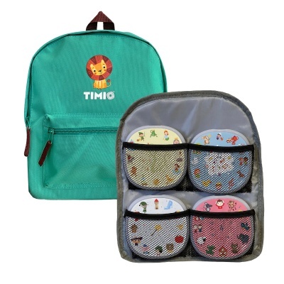 Mochila verde azulada com leão e texto TIMIO e painel com quatro bolsos e dispositivos coloridos.